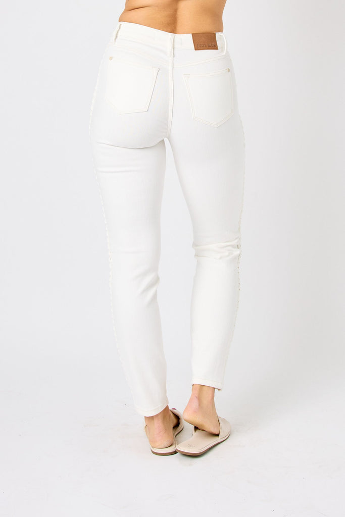 Judy Blue Mid-Rise SS Braided Detail Relaxed Skinny Jeans JB88782 in White